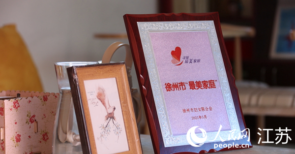 王繼蓮家庭獲得的部分榮譽。人民網(wǎng) 冷金明攝