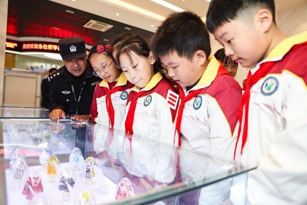 學(xué)生代表參觀禁毒展。鹽城公安供圖