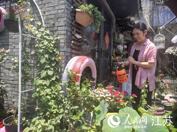 原在上海工作的袁荔退休后重回?fù)P州古城生活。 人民網(wǎng) 張玉峰攝