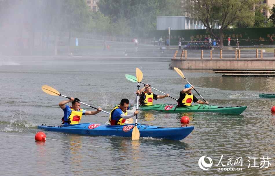 夏日清晨，一艘艘色彩鮮艷的賽艇和槳板在伯瀆河畔穿梭。朱剛?cè)簲z