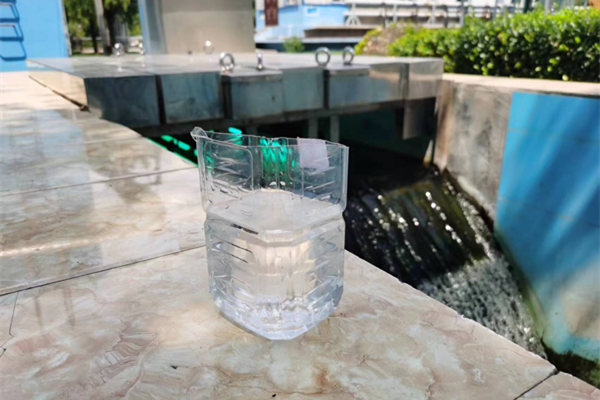 在邯鄲市雞澤縣藍(lán)天污水處理廠，污水經(jīng)過處理后清澈透明。鄭佳欣攝