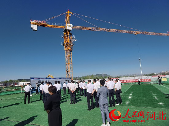 觀摩團(tuán)走進(jìn)塔吊林立的項(xiàng)目現(xiàn)場(chǎng)。人民網(wǎng)張繼航攝