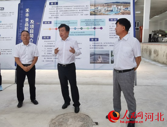 黨曉龍?jiān)诤特S項(xiàng)目現(xiàn)場(chǎng)鼓勵(lì)大家以商招商。 人民網(wǎng) 張繼航攝