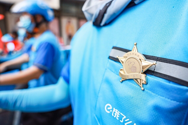 外賣員佩戴城市檢“茬”官徽章。盛義攝