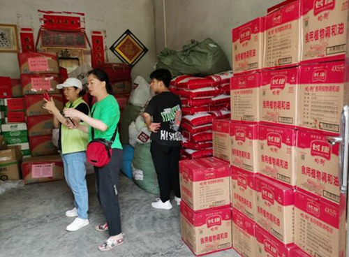 湖南省永州市江華瑤族自治縣越野e族江華中隊17輛越野車，滿載著永州市星望混凝土有限公司捐贈的7萬元物資送達江華瑤族自治縣蔚竹口鄉(xiāng)磨刀村。受訪單位供圖