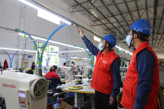 國網(wǎng)廣平縣供電公司共產(chǎn)黨員服務隊到當?shù)胤b加工企業(yè)了解企業(yè)用電需求，幫助企業(yè)排查安全用電隱患。施振宇攝