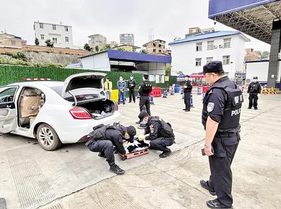 圖為民警對(duì)重點(diǎn)車輛是否攜帶毒品進(jìn)行檢查。省禁毒委供圖