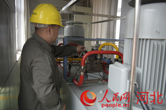 黃壁莊水庫事務(wù)中心工作人員在檢查溢洪道表口工作閘門啟臂機(jī)。人民網(wǎng)祝龍超攝