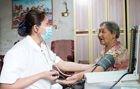 護理團隊醫(yī)生為老人測量血壓。 陳佳兵攝