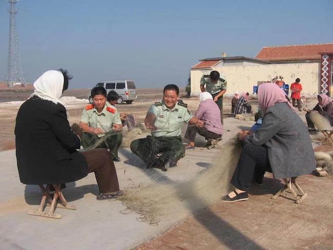 宋萬民幫助漁民修補漁網(wǎng)。 濱州市公安局海岸警察支隊岔尖派出所供圖