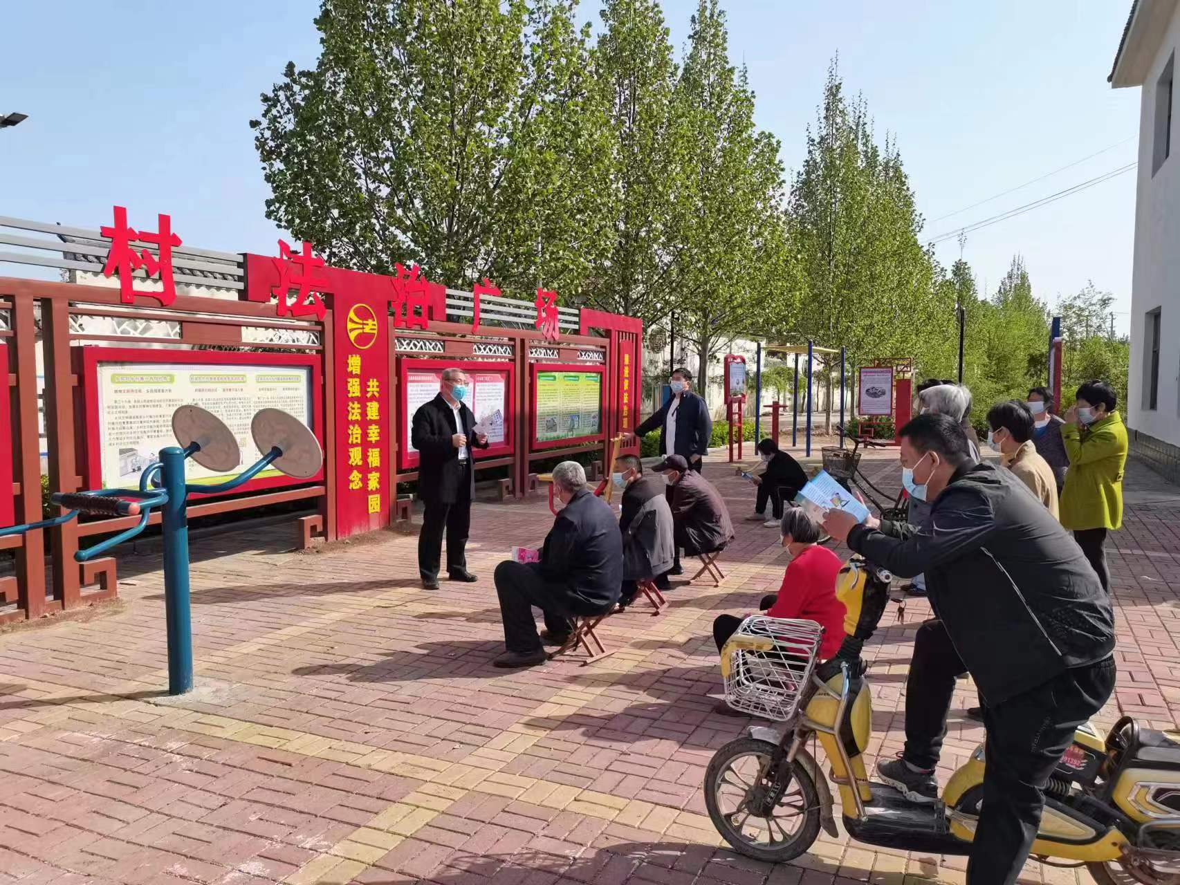 邢臺市臨西縣司法局工作人員走近群眾進(jìn)行普法宣傳。 孟凡儒攝