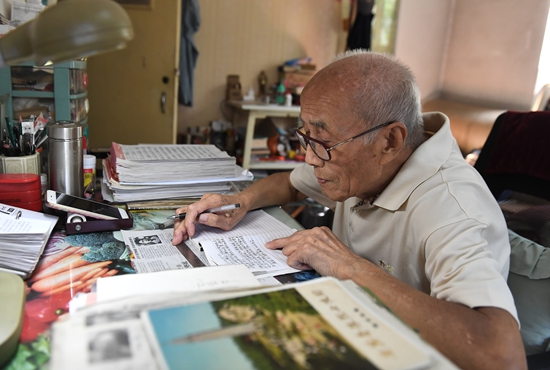 劉萬舉撰寫學黨史心得筆記。 受訪者供圖