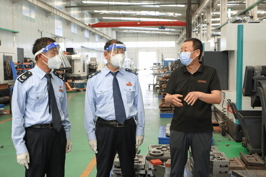 河北豐南區(qū)稅務(wù)局工作人員就組合式稅費支持政策落實情況走訪轄區(qū)納稅人。 王娜攝