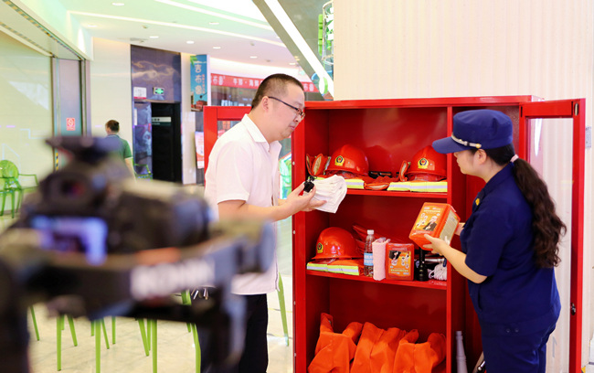 通過(guò)直播講解消防器材的使用方法。單位供圖