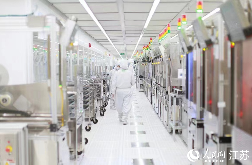 在希捷國際科技（無錫）有限公司生產(chǎn)車間，技術(shù)人員正在巡查作業(yè)。新吳區(qū)委宣傳部供圖