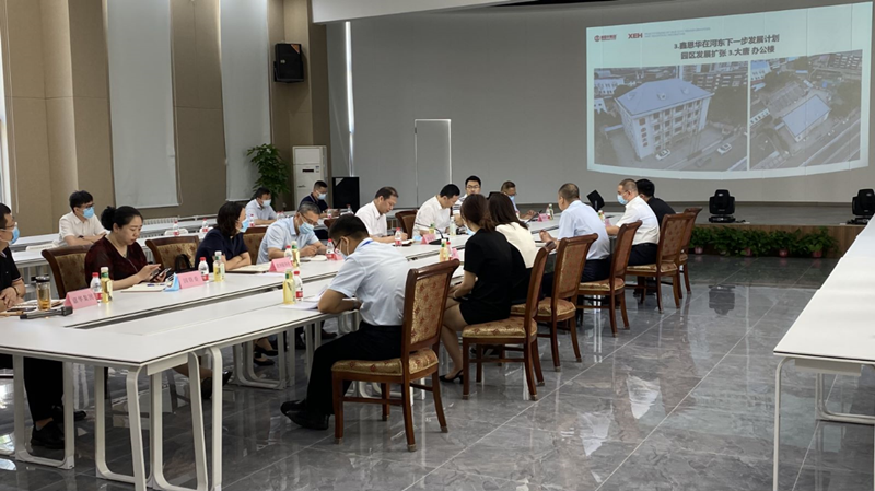 河?xùn)|區(qū)委書(shū)記范少軍一行深入老電建公司辦公園區(qū)就盤(pán)活園區(qū)工作進(jìn)行部署研究。河?xùn)|區(qū)供圖