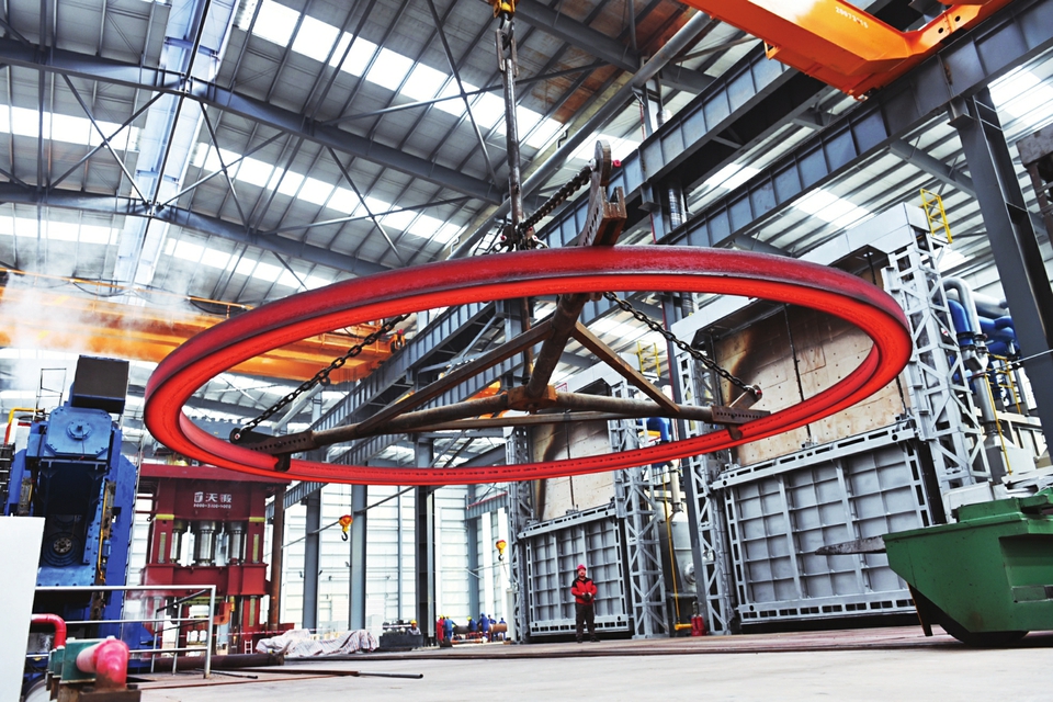 定襄縣作為太忻一體化經(jīng)濟區(qū)建設(shè)的12個先行啟動區(qū)之一，借助發(fā)展機遇，全力延長產(chǎn)業(yè)鏈條、補齊產(chǎn)業(yè)短板、培育優(yōu)質(zhì)市場主體、拓寬應(yīng)用領(lǐng)域，進軍高精尖應(yīng)用行業(yè)。 記者孫榮祥攝