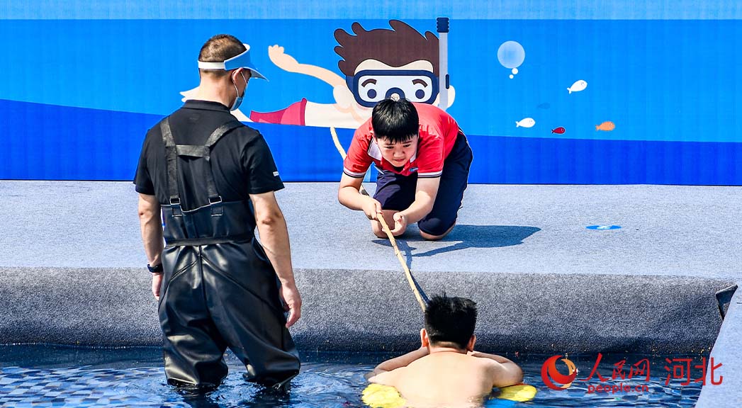 活動(dòng)現(xiàn)場(chǎng)模擬演練。 人民網(wǎng) 周博攝