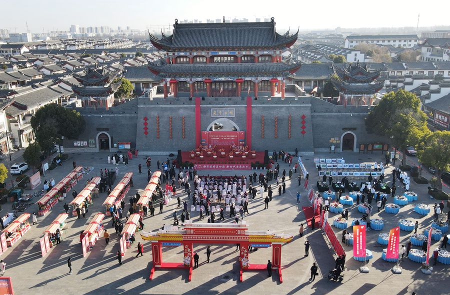 城門掛春聯(lián)，金湖沖刺“開門紅”。陳義寶攝