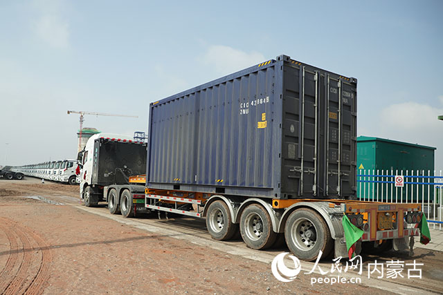 新能源重卡采用集裝箱運(yùn)輸。人民網(wǎng)記者 趙夢(mèng)月攝
