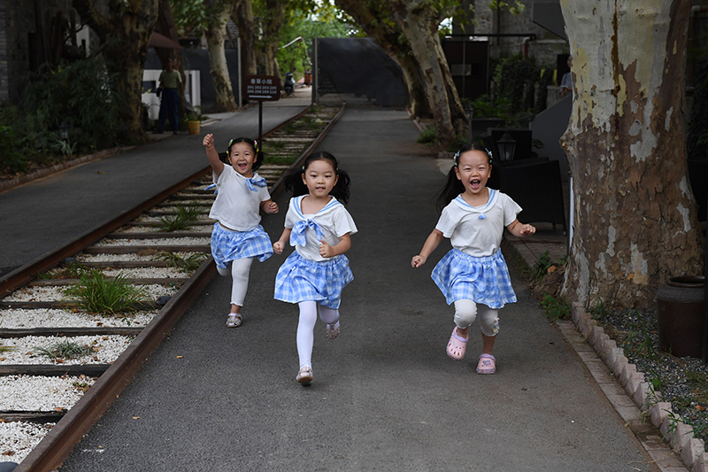 由礦場家屬區(qū)改造而來的“鮮花小院”民宿，深受孩子們的喜愛。吳芳攝