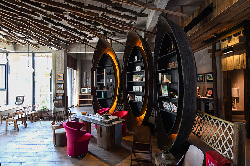 漁船、船槳……花田·僑鄉(xiāng)里的裝飾材料，多是從當(dāng)?shù)靥詠淼呐f物。 吳芳攝