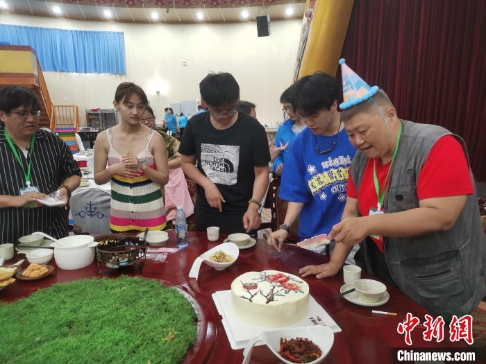 圖為內(nèi)蒙古臺辦為臺胞過生日。　李愛平 攝