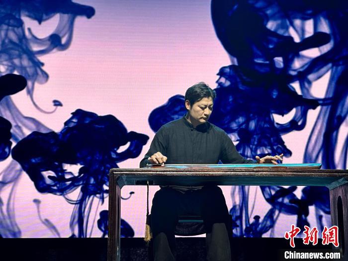 臺(tái)灣老師林法演奏《廣陵散》。　張麗君 攝