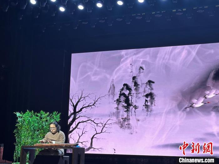 閩派古琴名家陳志強(qiáng)演奏一曲《流水》?！堺惥?攝