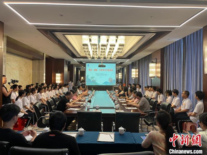 閩臺(tái)古琴技藝培訓(xùn)交流活動(dòng)同步舉行。　葉國(guó)寶 攝