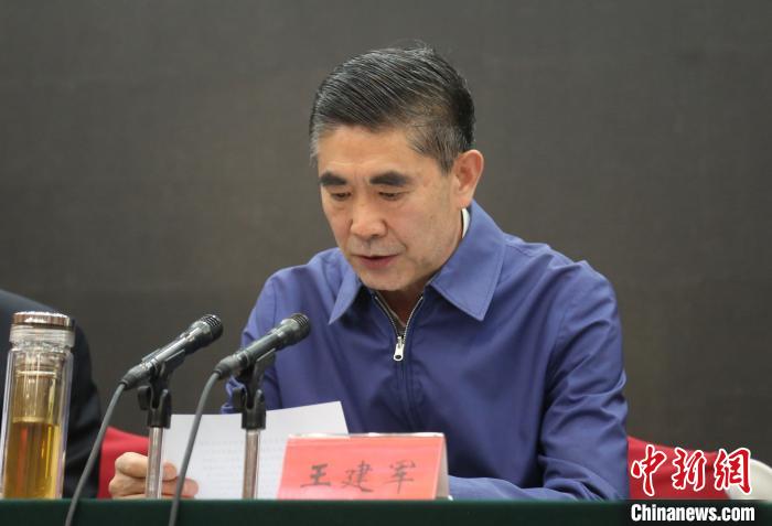 圖為青海省委書記王建軍出席會議并作講話?！?zhí)砀?攝