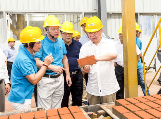 2019年6月21日下午，省長(zhǎng)沈曉明在三亞建筑廢棄物綜合利用廠，查看用建筑廢棄物綜合處理后制成的再生水泥磚。海南日?qǐng)?bào)記者 宋國(guó)強(qiáng) 攝
