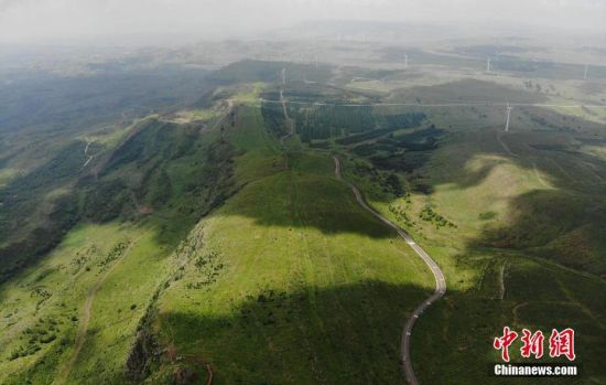 6月28日，夏日鏡頭下的河北張家口張北“草原天路”蜿蜒曲折。 中新社記者 楊艷敏 攝