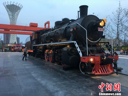 公園內(nèi)保留布置了蒸汽時(shí)代火車頭?！「呒t超 攝