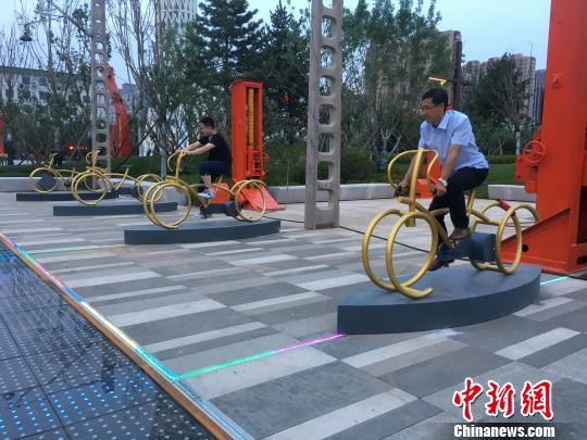 市民使用公園內(nèi)的健身設(shè)施。　高紅超 攝