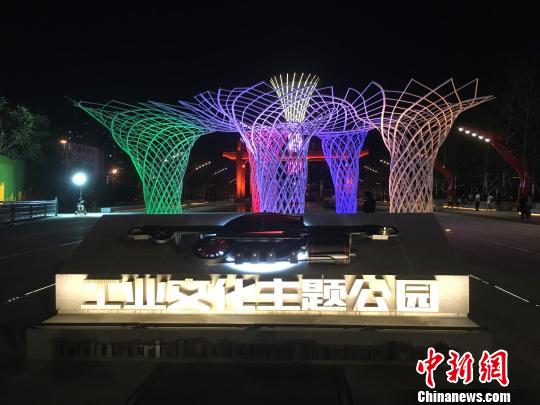 夜晚，奧運(yùn)“五色樹”的燈光?！「呒t超 攝