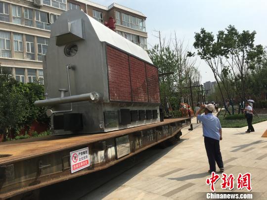 公園內(nèi)陳列著臥式蒸汽鍋爐等工業(yè)產(chǎn)品?！「呒t超 攝