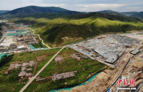 6月28日，航拍鏡頭下的河北張家口冬奧會(huì)太子城冰雪小鎮(zhèn)項(xiàng)目。太子城冰雪小鎮(zhèn)項(xiàng)目位于2022年冬奧會(huì)張家口賽區(qū)核心區(qū)，連接張家口賽區(qū)云頂和古楊樹(shù)兩個(gè)競(jìng)賽場(chǎng)館群，建成后將承擔(dān)賽時(shí)核心區(qū)配套保障功能，提供冬奧頒獎(jiǎng)、貴賓接待、交通換乘、休閑娛樂(lè)等服務(wù)，賽后將成為一座國(guó)際化四季度假小鎮(zhèn)。 中新社記者 楊艷敏 攝