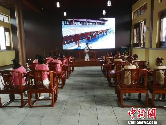 學(xué)生們?cè)诖笤瓡?shū)院誦讀國(guó)學(xué)經(jīng)典。　王鵬 攝