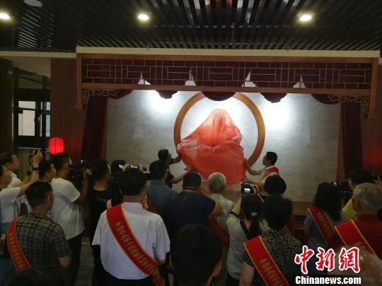 為董子石像揭幕?！⊥貔i 攝