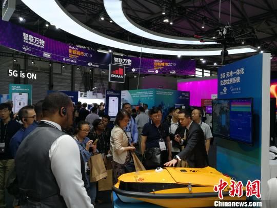 圖為現(xiàn)場人員講解5G“天地一體化”生態(tài)檢測系統(tǒng)?！∪伟厮?攝