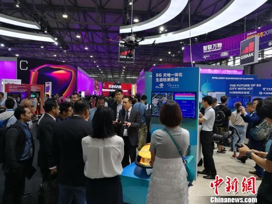 雄安新區(qū)展臺吸引不少眾多觀眾駐足關(guān)注?！∪伟厮?攝