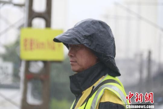 蘭州西工務(wù)段蘭州線路車間防護(hù)員雨中巡查?！⊥豕廨x 攝