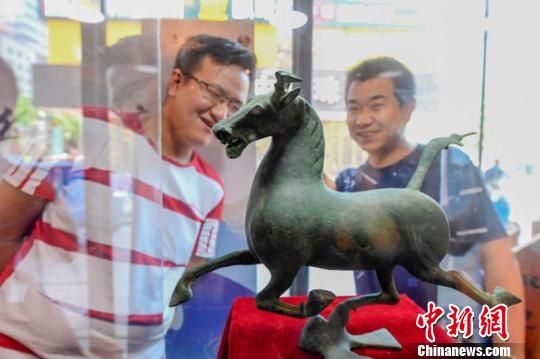 甘肅省博物館將榮登《國家寶藏》的文物銅奔馬和人頭形器口彩陶瓶搬到了絲路如意餐廳，讓顧客在餐廳內(nèi)就能近距離的和文物面對面?！＄娦?攝