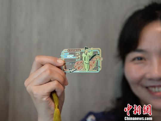 絲路主題餐廳內(nèi)推出的文創(chuàng)產(chǎn)品?！＄娦?攝