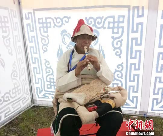 圖為瑪曲縣非遺彈唱藝術(shù)?！＄娦?攝