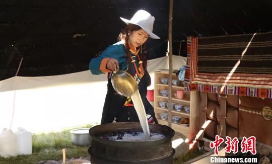 圖為展示瑪曲藏民族傳統(tǒng)特色美食制作工藝?！＄娦?攝