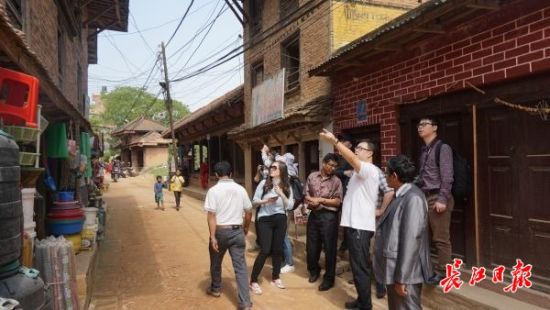 在尼泊爾，武漢市土地利用和城市空間規(guī)劃研究中心設(shè)計(jì)團(tuán)隊(duì)現(xiàn)場(chǎng)踏勘。(武漢市土地利用和城市空間規(guī)劃研究中心 供圖)