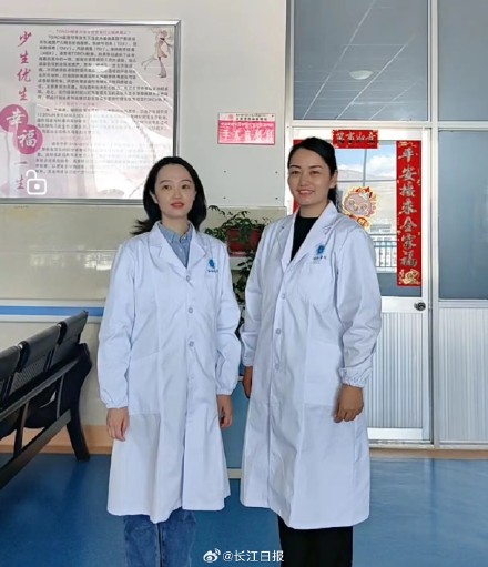 “有醫(yī)生嗎？有人暈倒了！”武漢協(xié)和醫(yī)院援藏醫(yī)療隊(duì)員聽到呼救就沖了上去