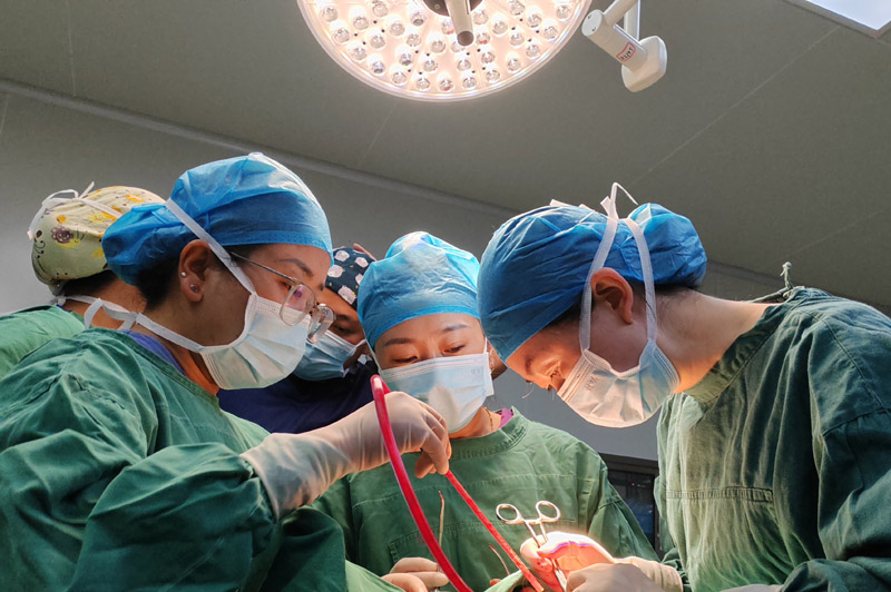 援藏隊(duì)員開展手術(shù)。
